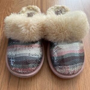 UGG girls slippers, size about 13-1